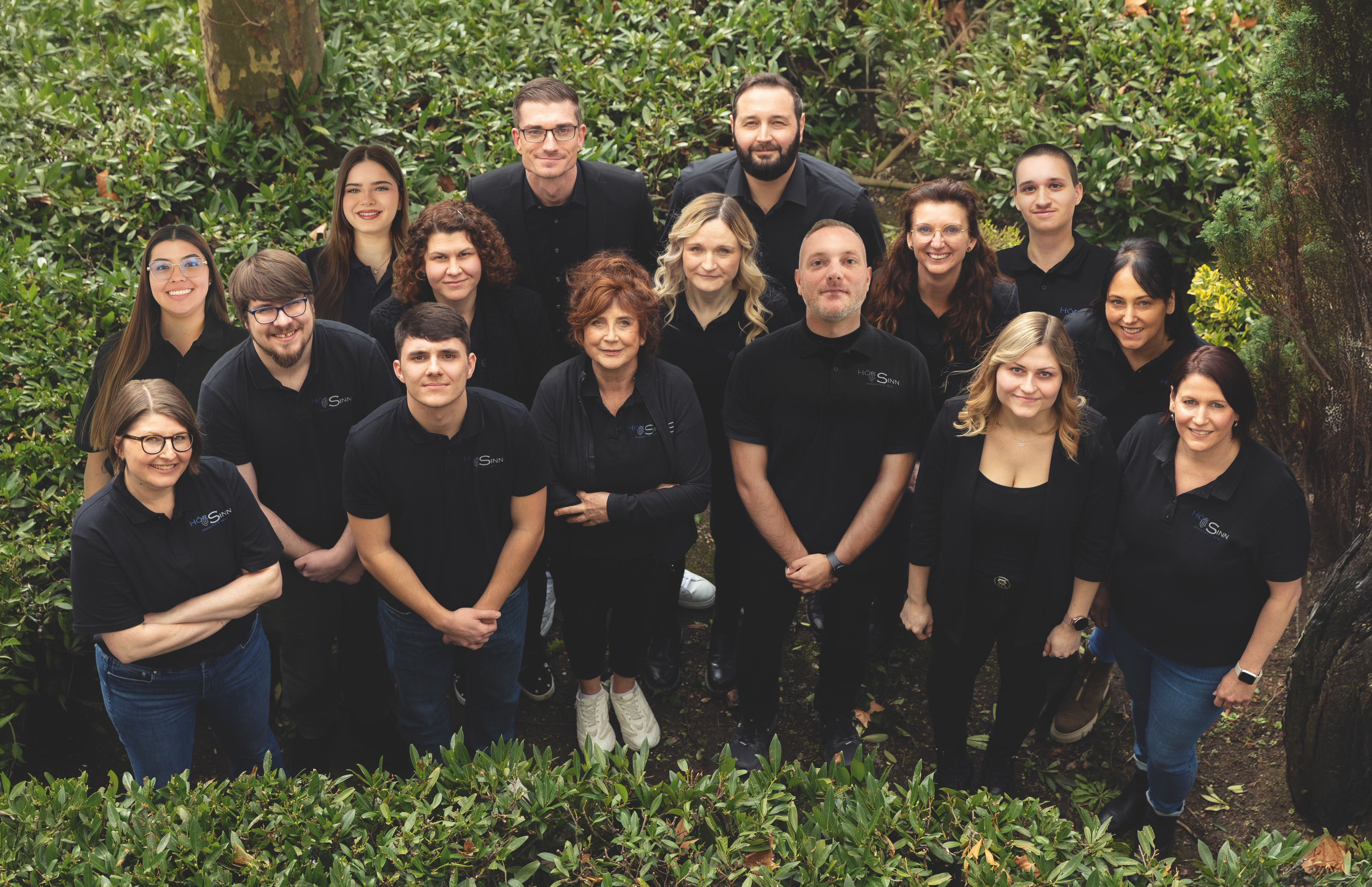 Hörsinn Team vor Firmengebäude