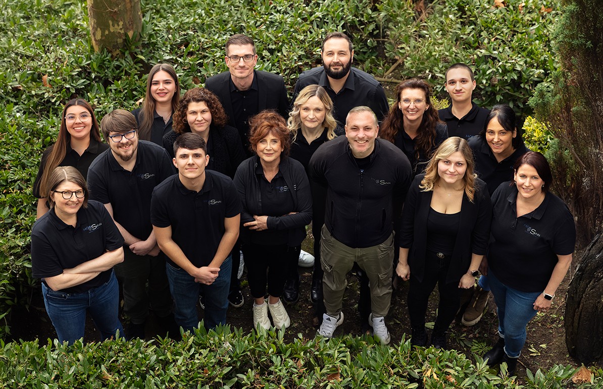 Hörsinn Team vor Firmengebäude