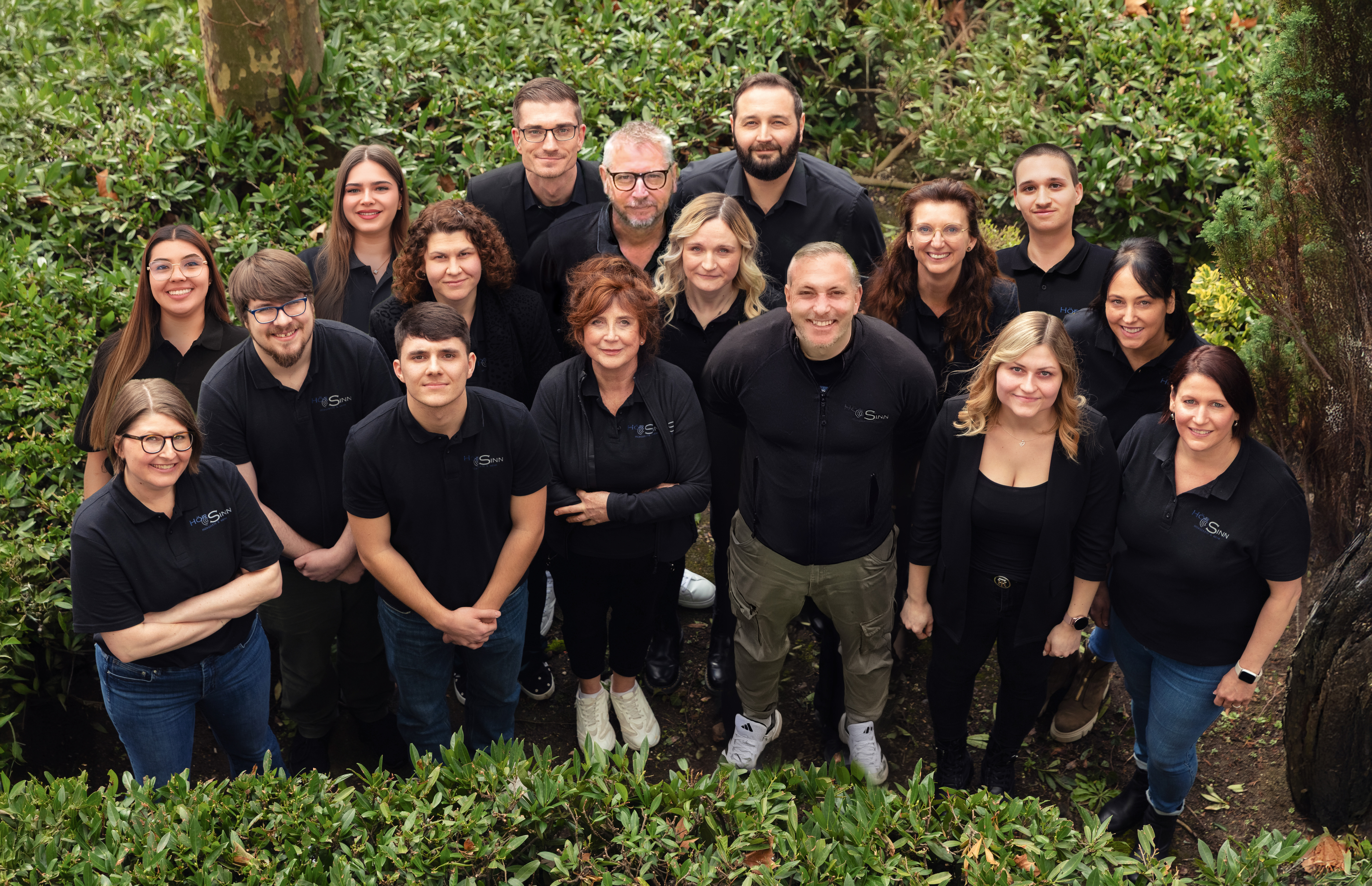 Hörsinn Team vor Firmengebäude